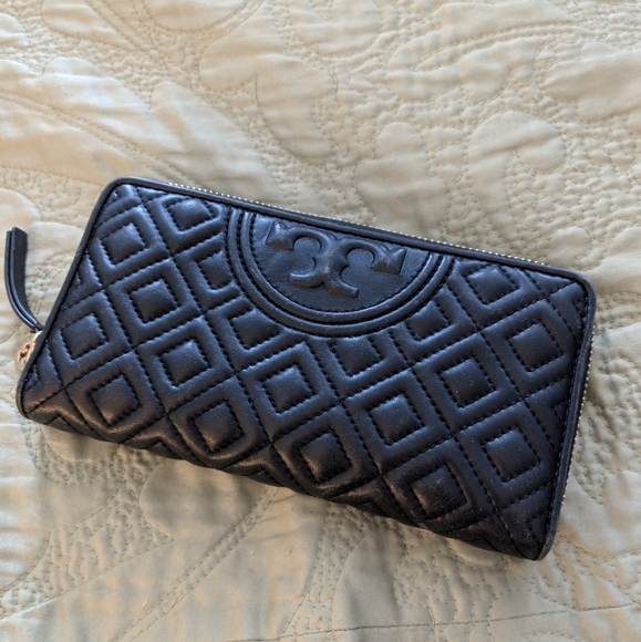 Tory Burch Handbags - Tory Burch quilted wallet